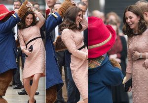 Těhotná Kate Middleton se rozjuchala na stanici metra s maskotem v životní velikosti.