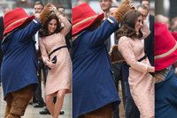 Těhotná Kate Middleton se rozjuchala: S bříškem proháněla obřího maskota