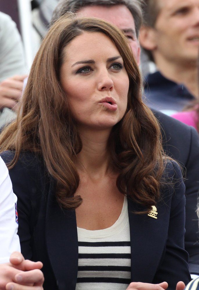 Kate Middleton je z titulní stránky francouzského magazínu Closer, na němž je zachycena nahoře bez, v šoku!