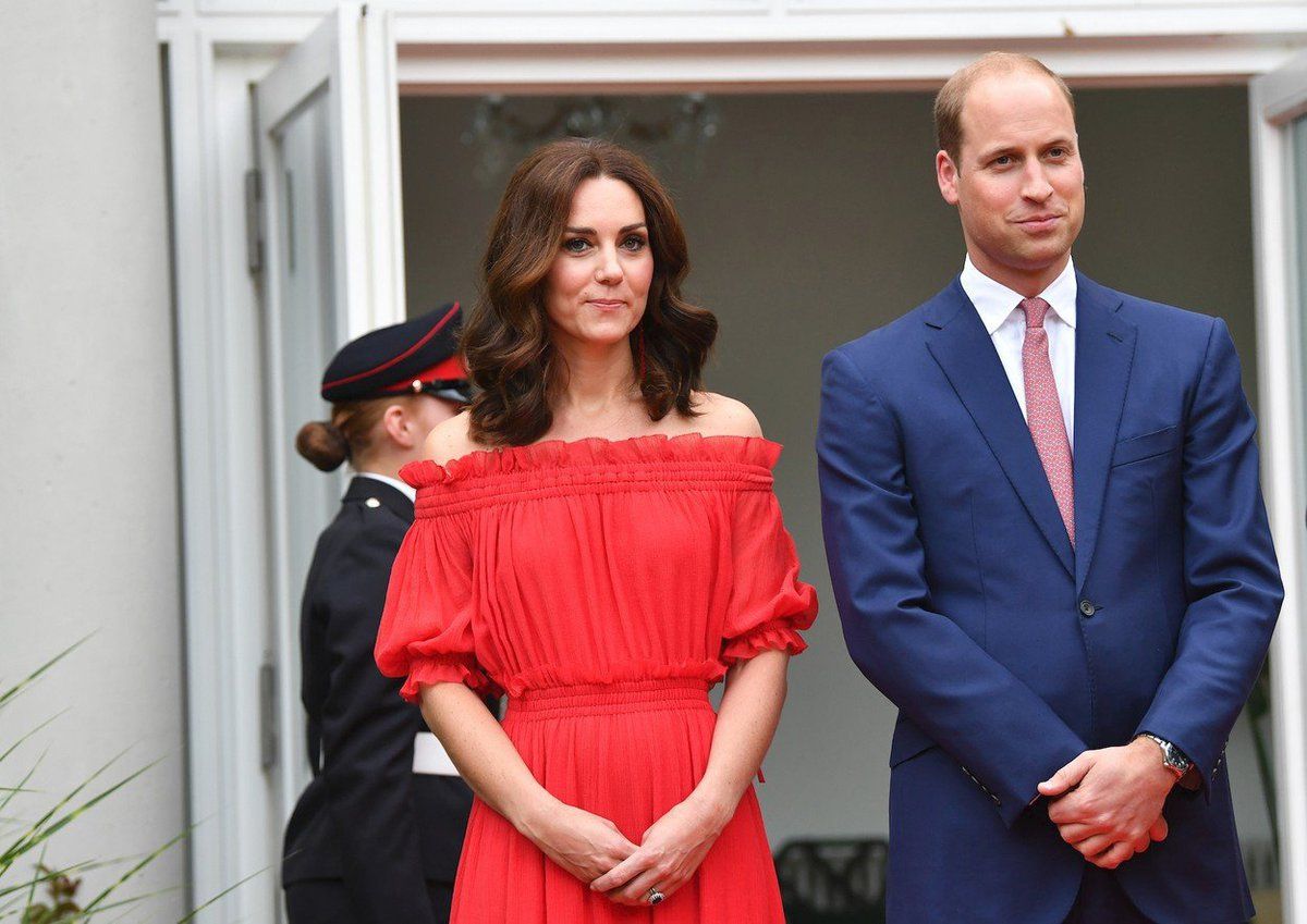 Vévodkyně Kate v červených šatech Alexander McQueen. Kde seženete podobné?