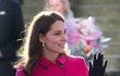Růžový kabát Kate Middleton přivedl fanoušky k myšlence, že opět čeká holčičku.