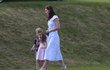 Vévodkyně Kate v pruhovaných šatech Zara