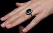 Zásnubní prsten od Lady Diany Rok výroby: 1980 Klenotník: Garrard 14 diamantů posázených kolem oválného 12karátového safíru uloženéhgo do bílého zlata