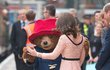 Těhotná vévodkyně Kate Middleton si zatancovala s medvědem. 