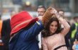 Těhotná vévodkyně Kate Middleton si zatancovala s medvědem. 