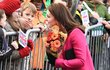 Růžový kabát Kate Middleton přivedl fanoušky k myšlence, že opět čeká holčičku.