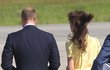 Princ William a vévodkyně Kate po přistání v Calgary (2011). Šlo o jejich první zahraniční návštěvu v roli královského páru