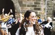 Rok 2001: Kate v holicí pěně na školní slavnosti