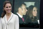 Kate v autě na cestě do Buckinghamského paláce. Vypadá mnohem lépe, má červené tváře a spokojený výraz