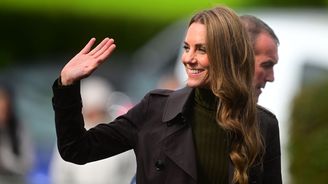 Lekce stylu od vévodkyně Kate: Proč letos vyměnit béžový trenčkot za čokoládový? Lekce stylu od vévodkyně Kate: Proč letos vyměnit béžový trenčkot za čokoládový?