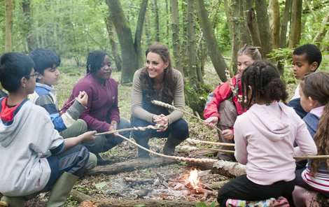 Kdepak buřty, v Anglii si nad ohníčkem děti opékají copánky sladkého houbovitého želé zvaného Marshmallows.