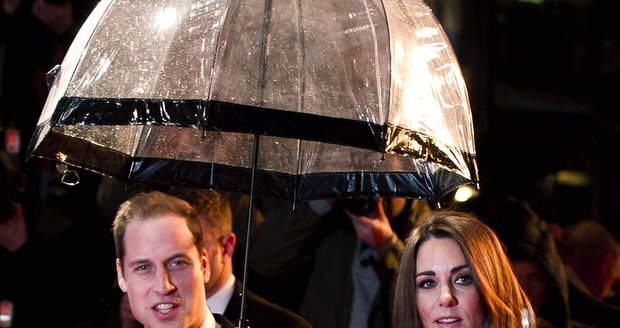 William Kate galantně držel deštník