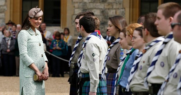 Kate Middleton některé pobouřila příliš krátkou délkou kabátu