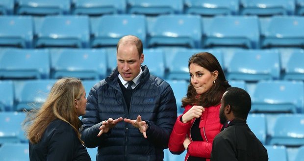 Těhotná vévodkyně Kate se proběhla po fotbalovém hřišti a ukázala hubenou postavu.