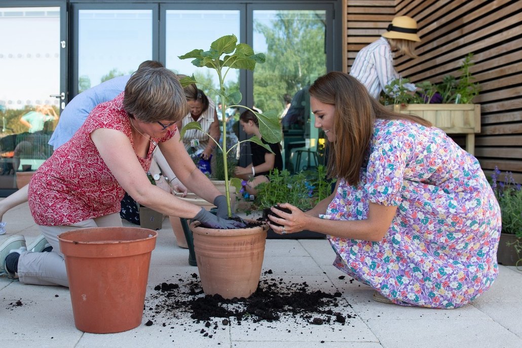 Vévodkyně Kate Middleton pomáhala charitativní organizace zkrášlit zahradu.