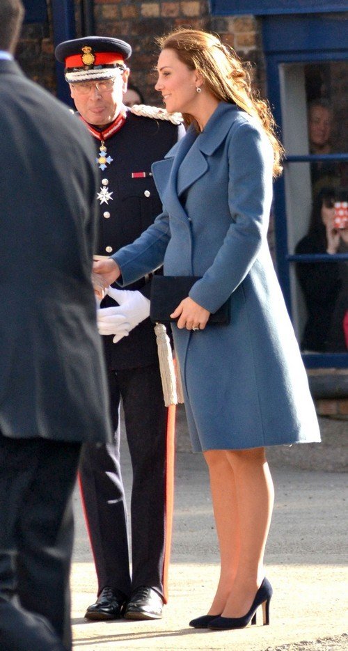 Kate si při jedné z četných oficiálních návštěv tento týden stále šikovně kabelkou kryla bříško.