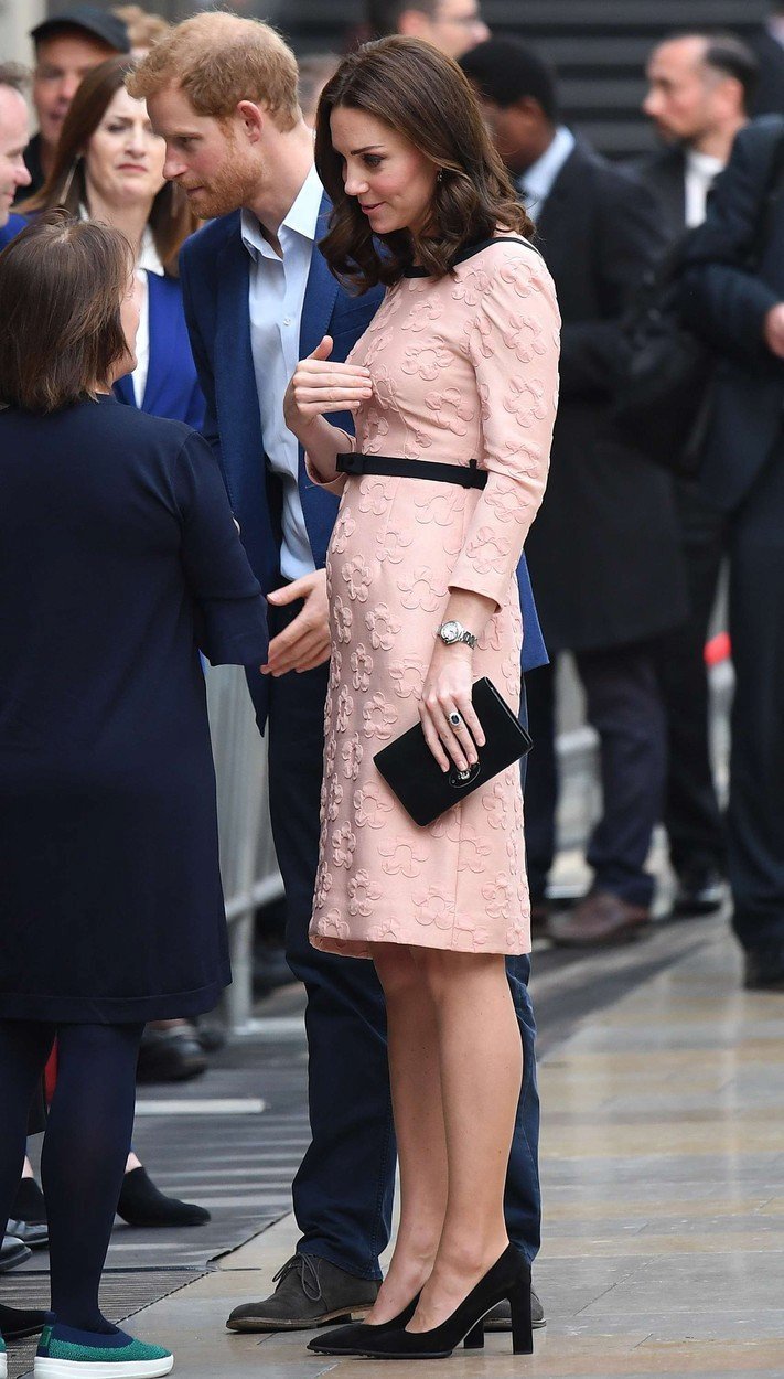 Kate Middleton ukázala pupík.