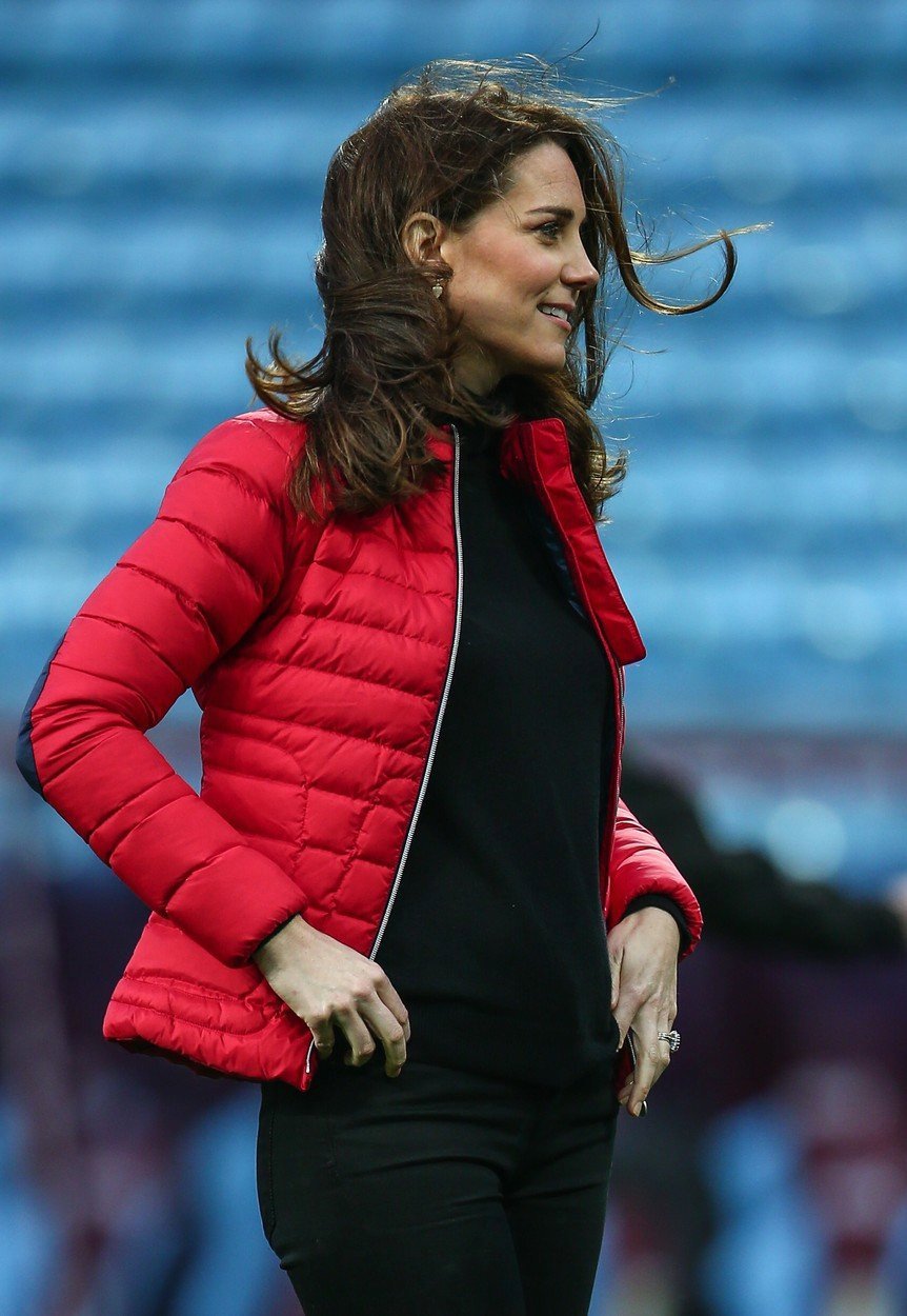 Těhotná vévodkyně Kate se proběhla po fotbalovém hřišti a ukázala hubenou postavu.