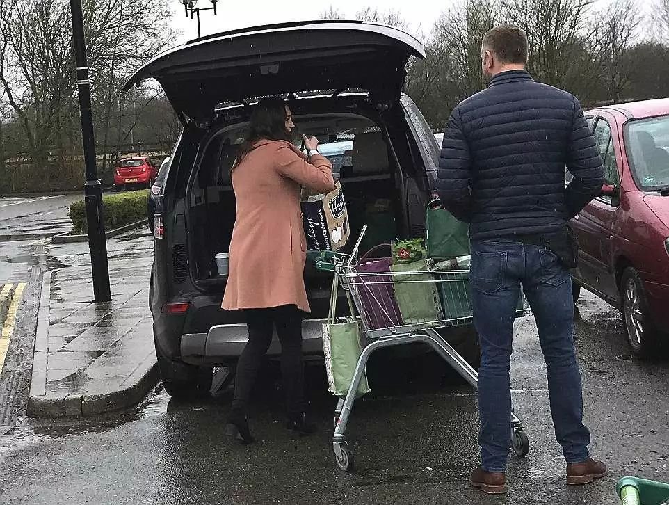 Strážce hlídá s rukama v kapsách, ale oči má jistě na stopkách. Kate si s taškami poradí.