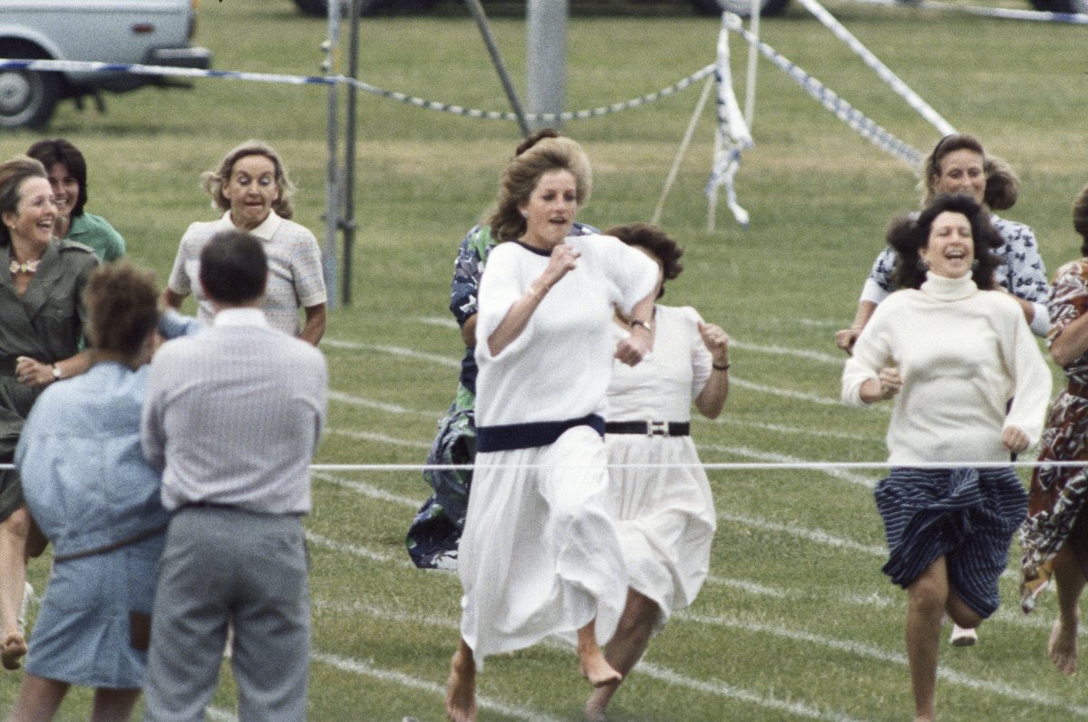 Diana při běhu s ostatními matkami na sportovním dni v roce 1989. 