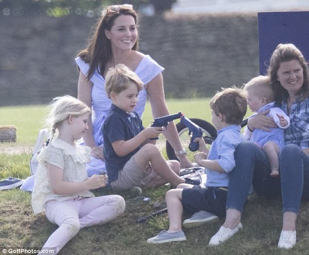 Vévodkyně Kate s dětmi.