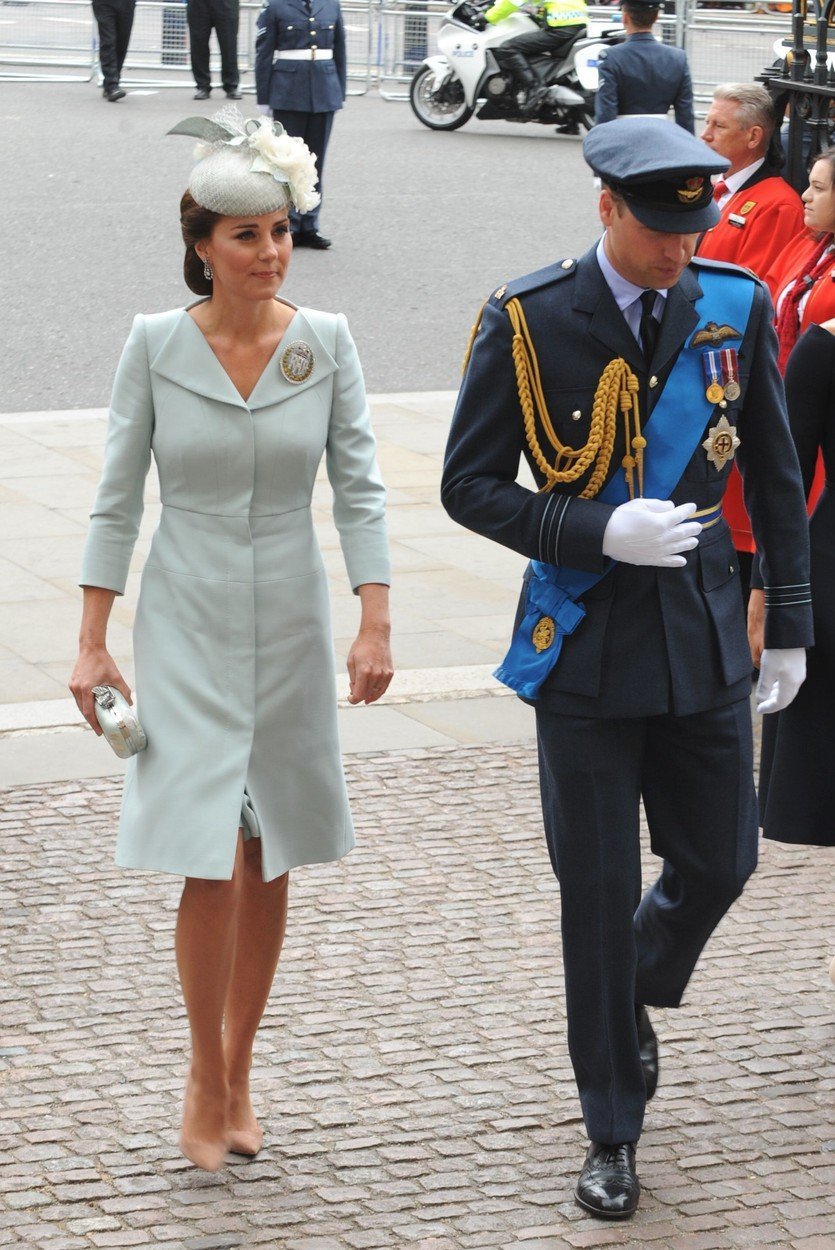 Kate Middleton v kabátových šatech Alexander McQueen, které má ve třech odstínech