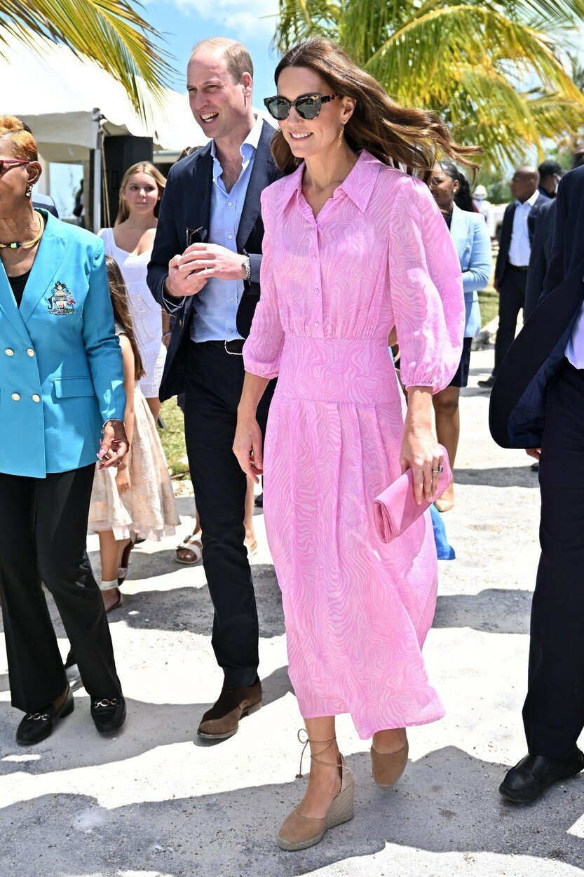 Kate Middleton během turné po Karibiku