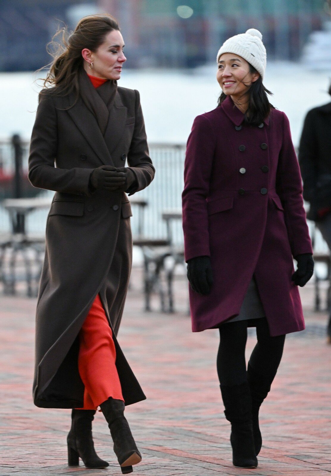 1. 12. Na návštěvě bostonského přístavu ji hřál hnědý kabát a oranžový rolák a sukně.