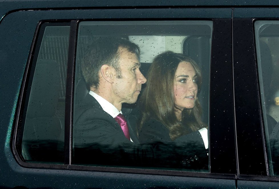 Kate v autě na cestě do Buckinghamského paláce.