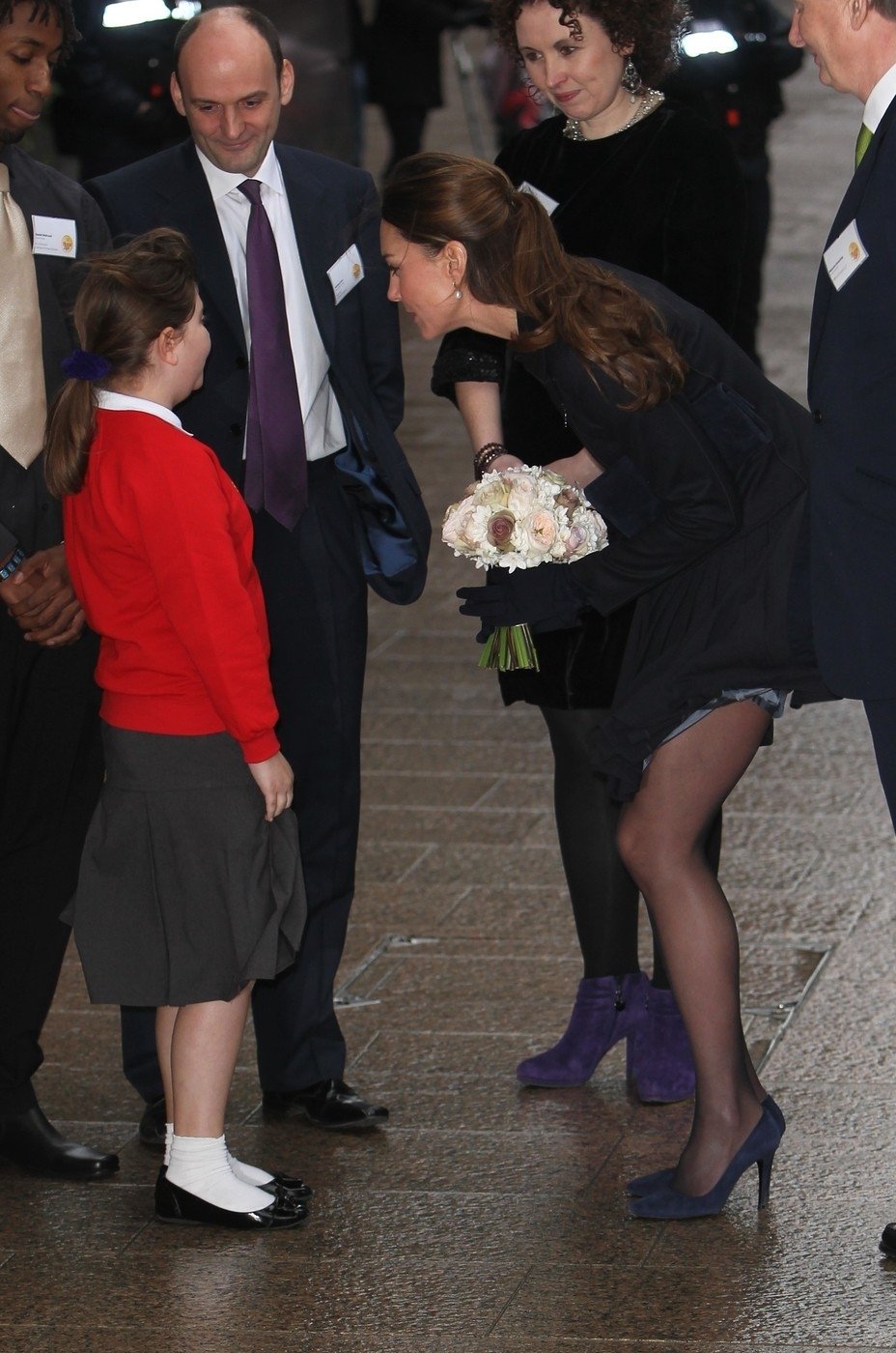 Kate předávala květiny malá holčička...