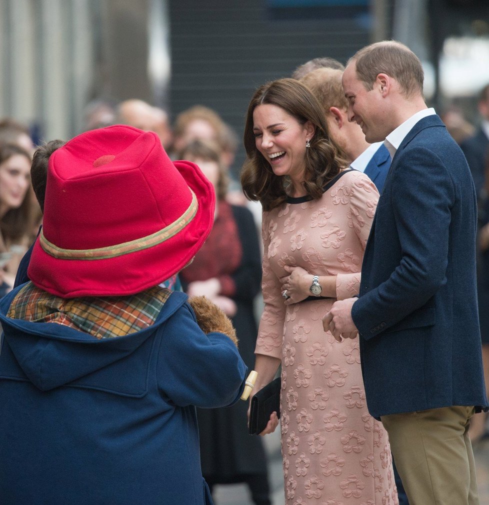 Těhotná vévodkyně Kate Middleton se od srdce zasmála.