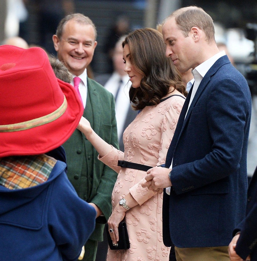 Kate Middleton ukázala pupík.