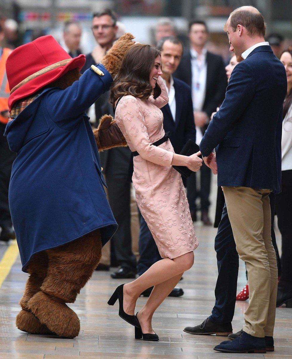 Kate Middleton ukázala pupík.