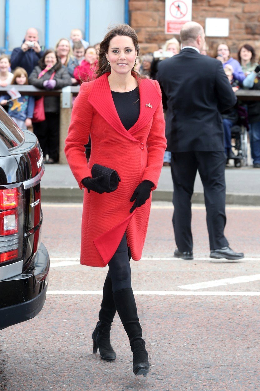 2013 - Její bříško už neschoval ani červený kabátek.