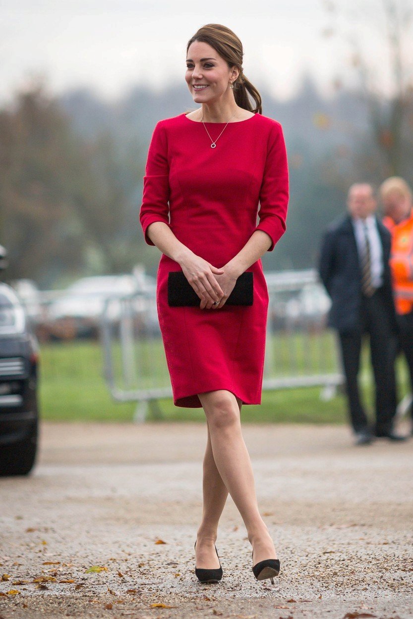 2014 – V rudých pouzdrových šatech