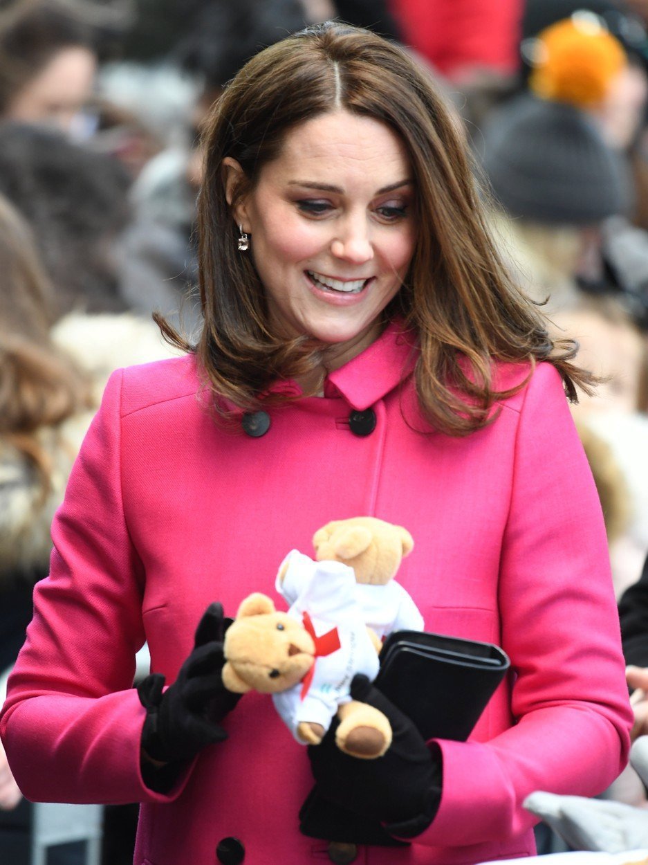 Růžový kabát Kate Middleton přivedl fanoušky k myšlence, že opět čeká holčičku.