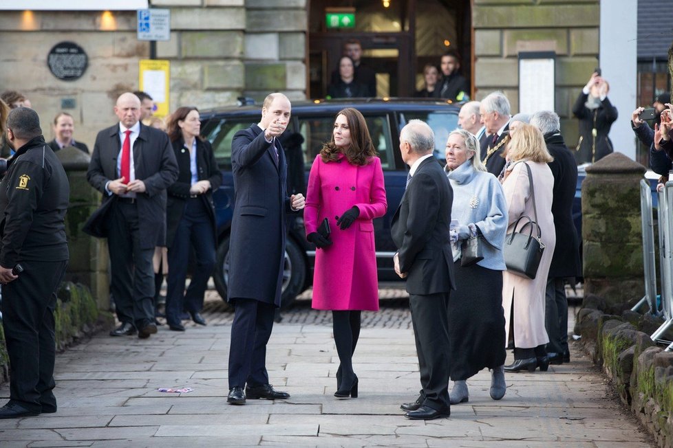 Růžový kabát Kate Middleton přivedl fanoušky k myšlence, že opět čeká holčičku.