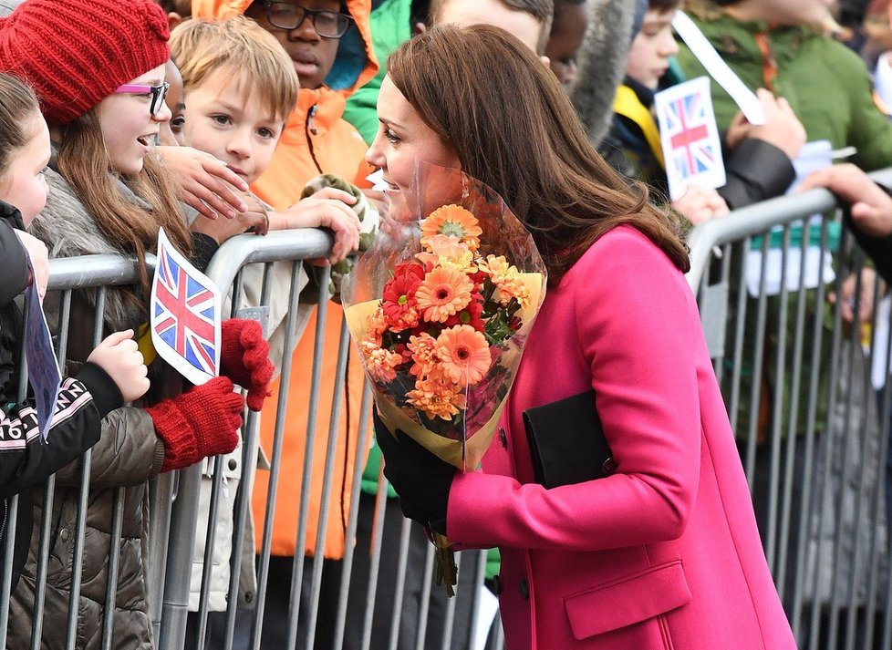 Růžový kabát Kate Middleton přivedl fanoušky k myšlence, že opět čeká holčičku.