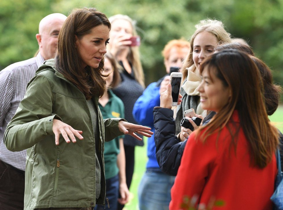 Vévodkyně Kate Middleton na návštěvě lesní školky.