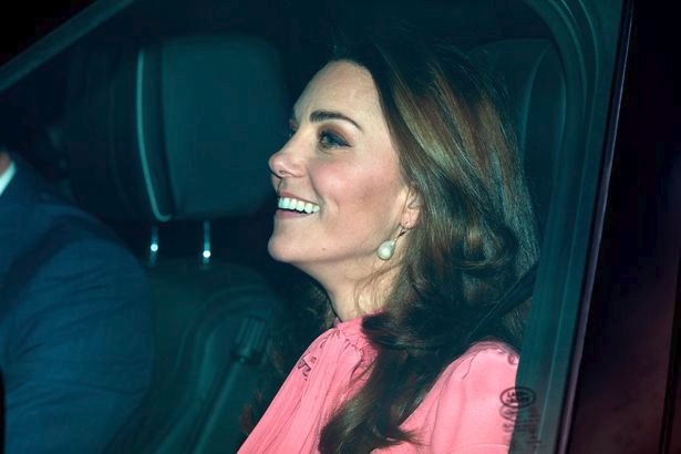 Kate Middleton přijíždí na vánoční oběd s královnou