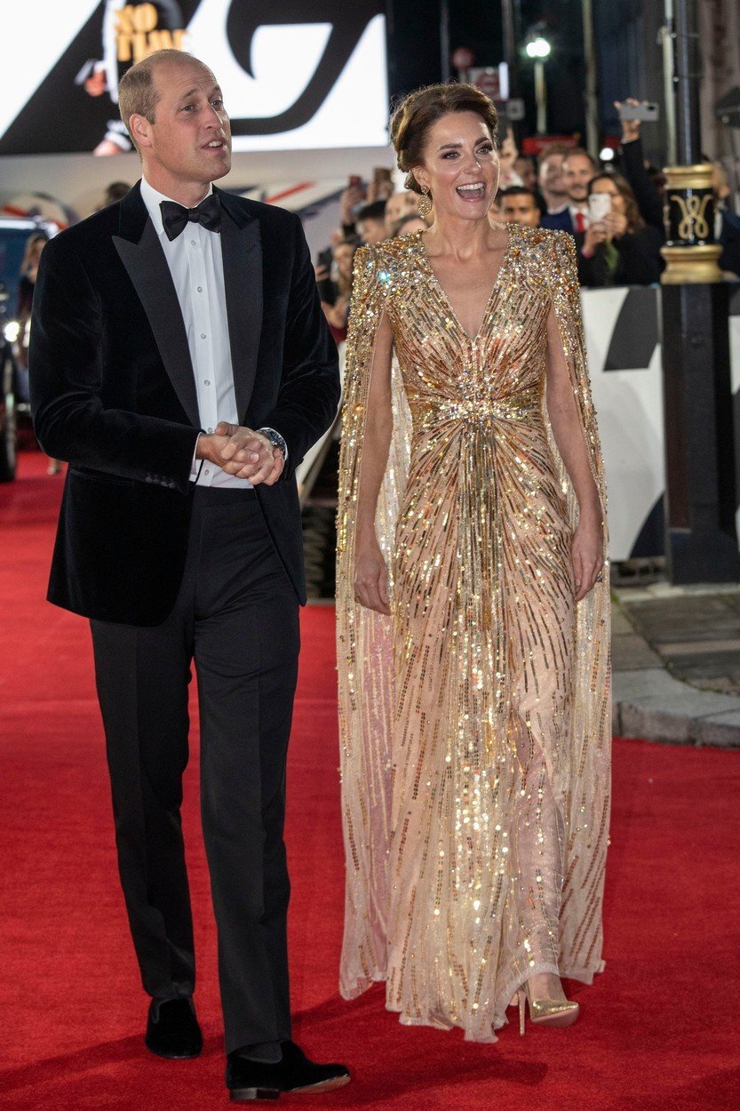 Zlaté šaty až na zem doplnila vévodkyně pořádně vysokými podpatky.