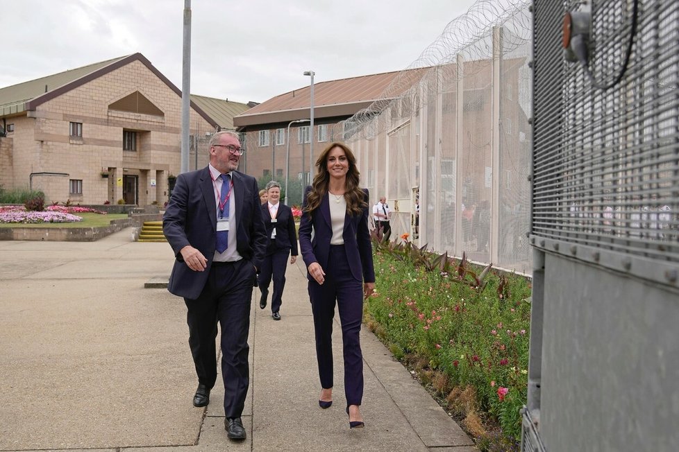 Princezna Kate navštívila mužskou věznici v anglickém Surrey.