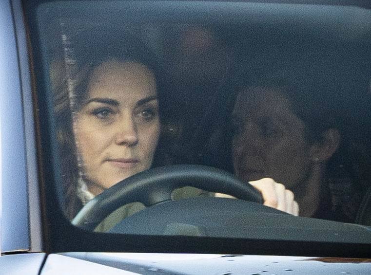 Vévodkyně Kate při cestě do Kensingtonského paláce.