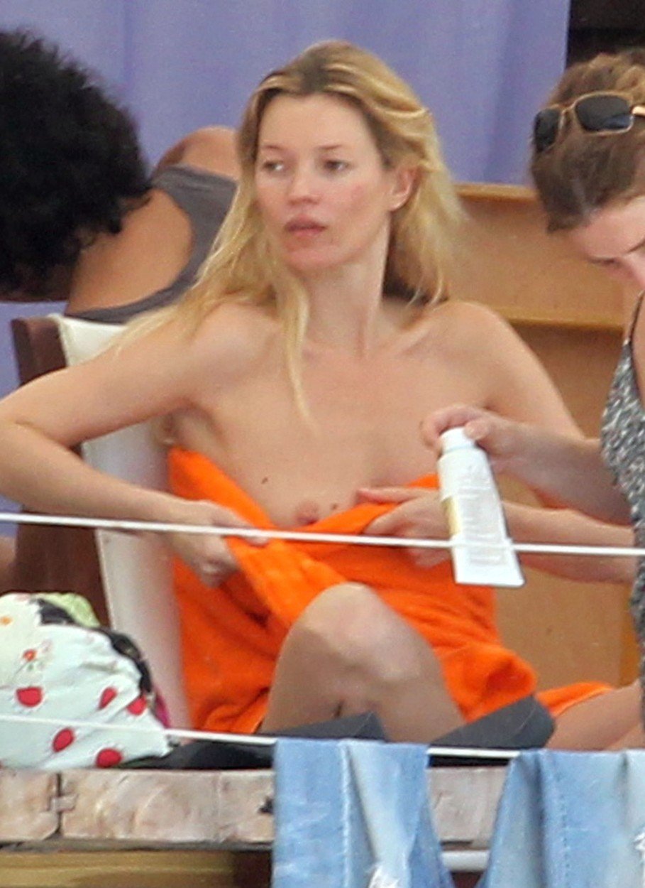 Kate Moss v Karibiku ukázala prso.