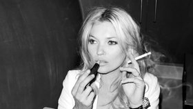 Kate Moss nevydrží bez cigarety ani hodinu!