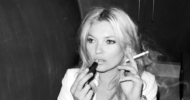 Kate Moss nevydrží bez cigarety ani hodinu!