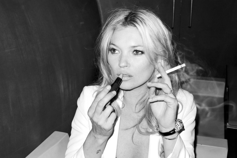 Kate Moss nevydrží bez cigarety ani hodinu!