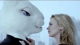Líbací scéna s králíkem