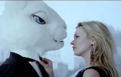 Kate Moss svádí králíka v bizarní reklamě