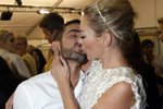 Kate Moss se celkem vášnivě políbila s návrhářem značky Louis Vuitton Marcem Jacobsem
